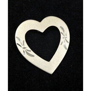 Vintage Silver Tone Filigree‎ Matte Heart Pin Brooch Classic Retro
